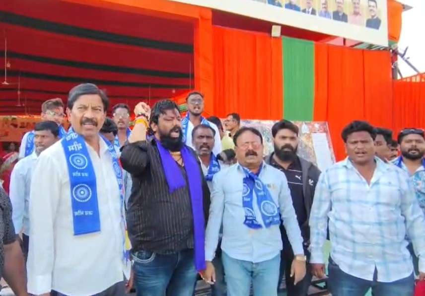 शेवटपर्यंत झुलवत ठेवले, रिपाइं भाजपवर कमालीची नाराज, ७ उमेदवारांनी ऐनवेळी अर्ज भरल्याची माहिती