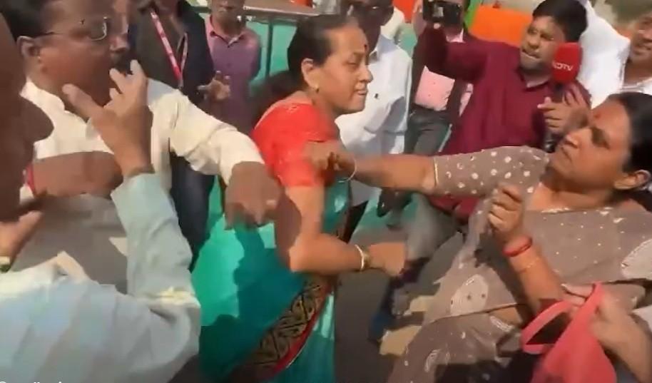 भाजपला का सोसावा लागतोय नाराज इच्छुकांचा इतका रोष?, क्रमांक १ चा पक्ष, उमेदवारीसाठी स्पर्धा अन्‌ नेतृत्त्वापुढे पेच... आता निष्ठावंत म्हणवणाऱ्यांची समजूत काढताना नाकीनऊ!