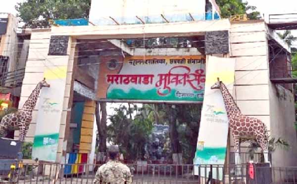 अंधार पडताच सिद्धार्थ उद्यानात तरुण-तरुणींच्या अश्लील चाळ्यांना ऊत, आता सहालाच उद्यान होणार बंद!