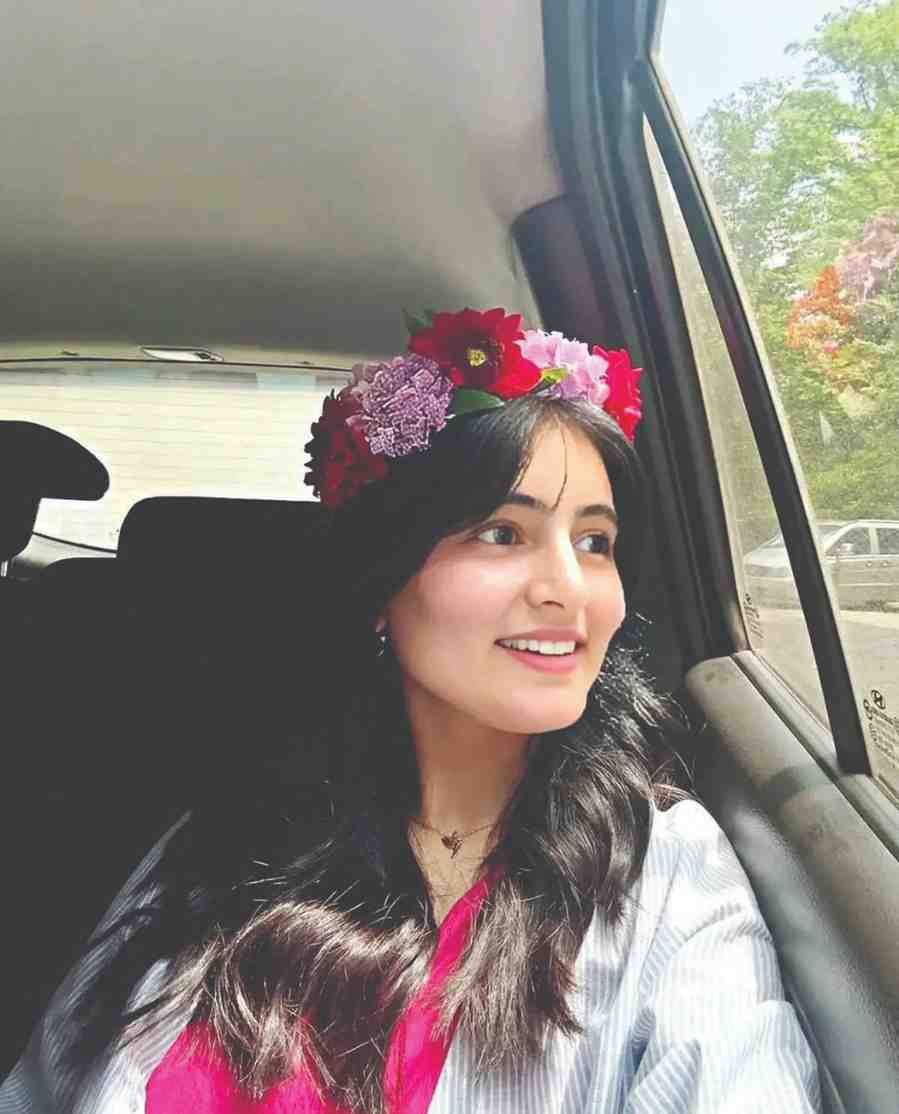 झोप, विश्रांती अन्‌ सुट्ट्या... सर्व सोडले! आरबीआयमध्ये काम करताना यूपीएससीची केली तयारी अन्‌ ६ व्या रँकने टॉपर बनली सृष्टी!!