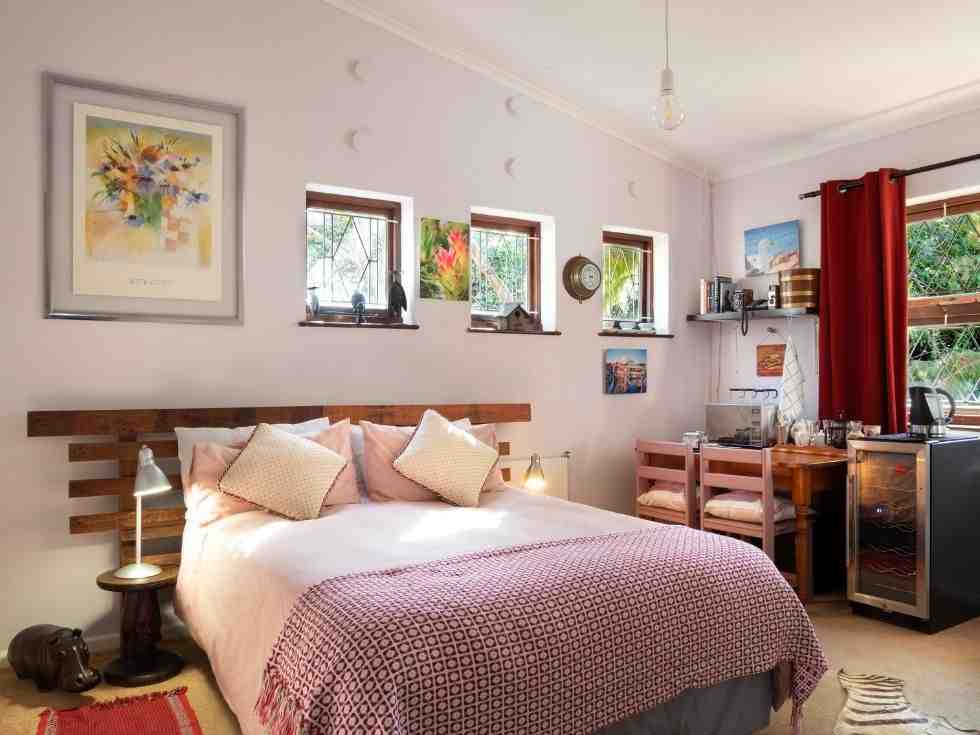 Jyotish : बेडरूममध्ये बेडची चुकीची दिशा अन्‌ स्थिती बनू शकते दुःखाचे कारण!