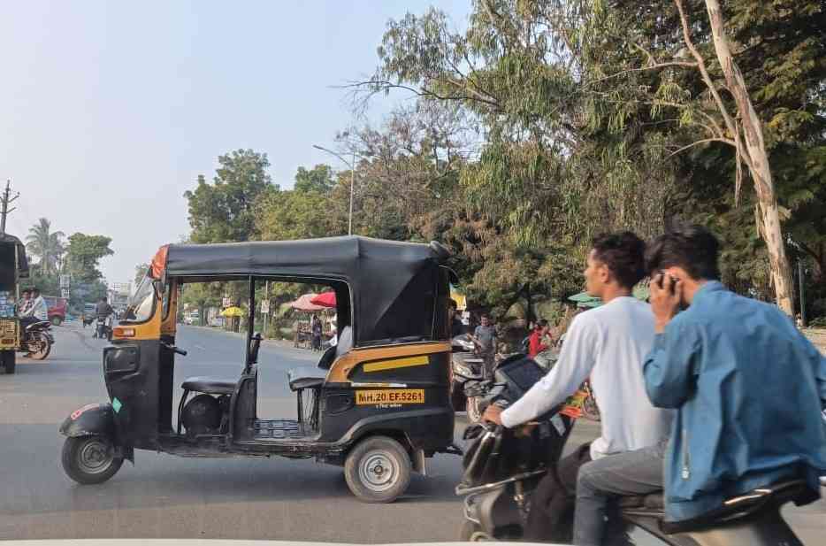 बजाजनगरात रिक्षाचालकाची दादागिरी, रस्त्याच्या मधोमध रिक्षा उभी करून वाहतुकीचा केला खोळंबा!