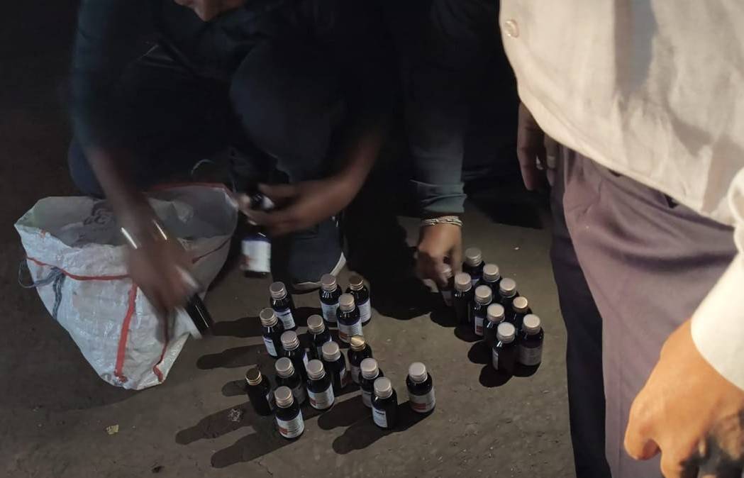 कर्णपुरा मैदानावरील छाप्यात नशेच्या औषधीचा मोठा साठा जप्त, दोघांना अटक