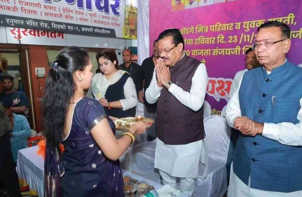 आदर्श घोटाळ्यातील संशयित महिला चक्क शिंदे गटात दाखल!  