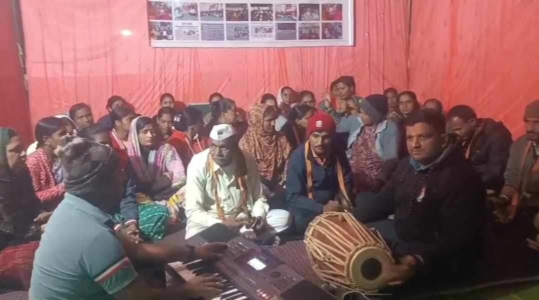 कडाक्याच्या थंडीत उपोषणार्थी महिलांनी भजनातून मिळवली ऊर्जा!, निर्लज्ज पदाधिकारी पांघरुणात!!, वडगाव कोल्हाटीच्या आंदोलनाप्रती सहानुभूतीची लाट, पदाधिकाऱ्यांवर संताप