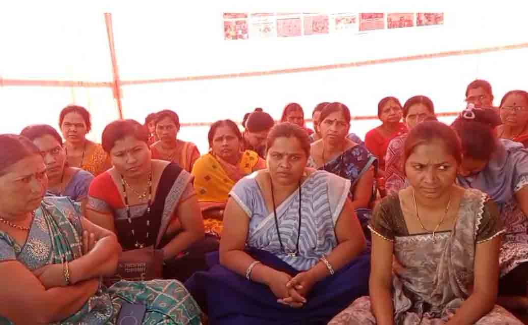‘उच्‍च’ उत्पन्न पण ‘अल्प’ सुविधाही नाही... वडगाव कोल्हाटी ग्रा. पं.विरोधात महिलांचे उपोषण सुरू, गैरकारभाराच्या चर्चेने पदाधिकाऱ्यांचे धाबे दणाणले!