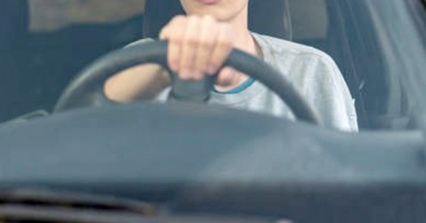 १६ वर्षांच्या मुलाच्या हाती कारचे स्टेअरिंग, सिटी चौक-उत्तम मिठाई रोडवर धडामधूमऽऽ, १ जखमी