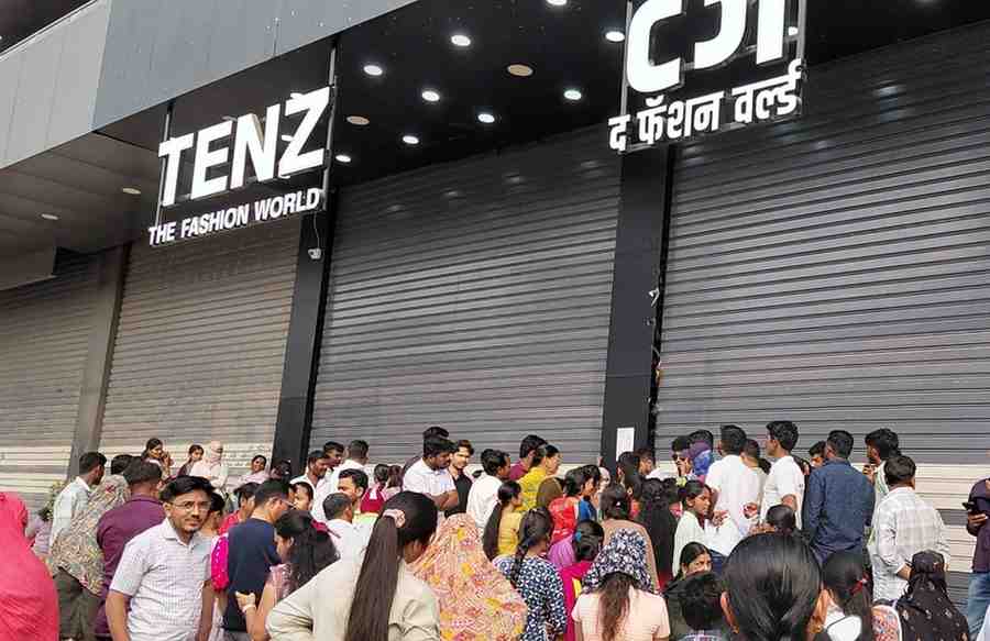 ५ हजारांची साडी ५९९ मध्ये देणाऱ्या ‘टेंज द फॅशन वर्ल्ड’च्या दोन्ही मालकांविरुद्ध गुन्हा दाखल!, आकाशवाणी चौकात लोकांच्या जिवाला धोका निर्माण केला, जमावबंदीचा आदेशही मोडला...