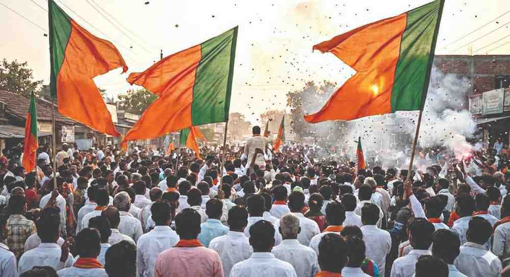 विश्लेषण : भगवा फडकला, हिरवा उंचावला, पण विजयी रॅलींत निळा झेंडा का नाही दिसला?