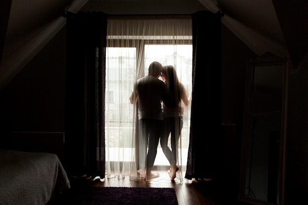 नववर्ष साजरे करायला प्रेयसीने प्रियकराला घरी बोलावले... समोर उभे केले, वर बघ म्हणाली अन्‌ चाकूने कापले गुप्तांग...!, मुंबईची धक्कादायक बातमी