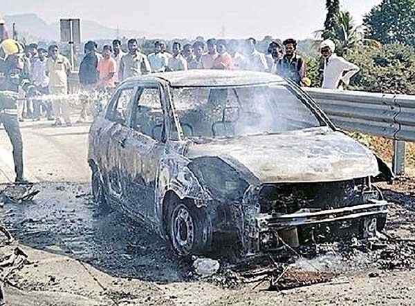 द बर्निंग कार...चालकाच्या सतर्कतेमुळे वाचले ५ जण!; छत्रपती संभाजीनगरमधील ‘समृद्धी’वर माळीवाड्याजवळ थरार