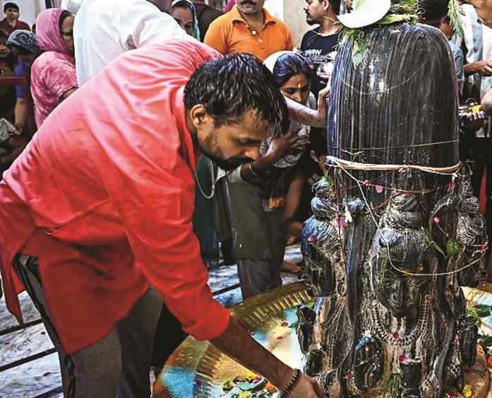 महाशिवरात्री कधी आहे? शिवपूजेचा शुभ मुहूर्त, पूजेची पद्धत जाणून घ्या...