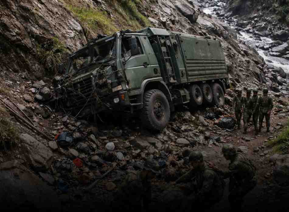 जम्मू- काश्मिरात मोठी दुर्घटना; लष्कराचे वाहन दरीत कोसळून १० जवान शहीद; ११ गंभीर जखमी