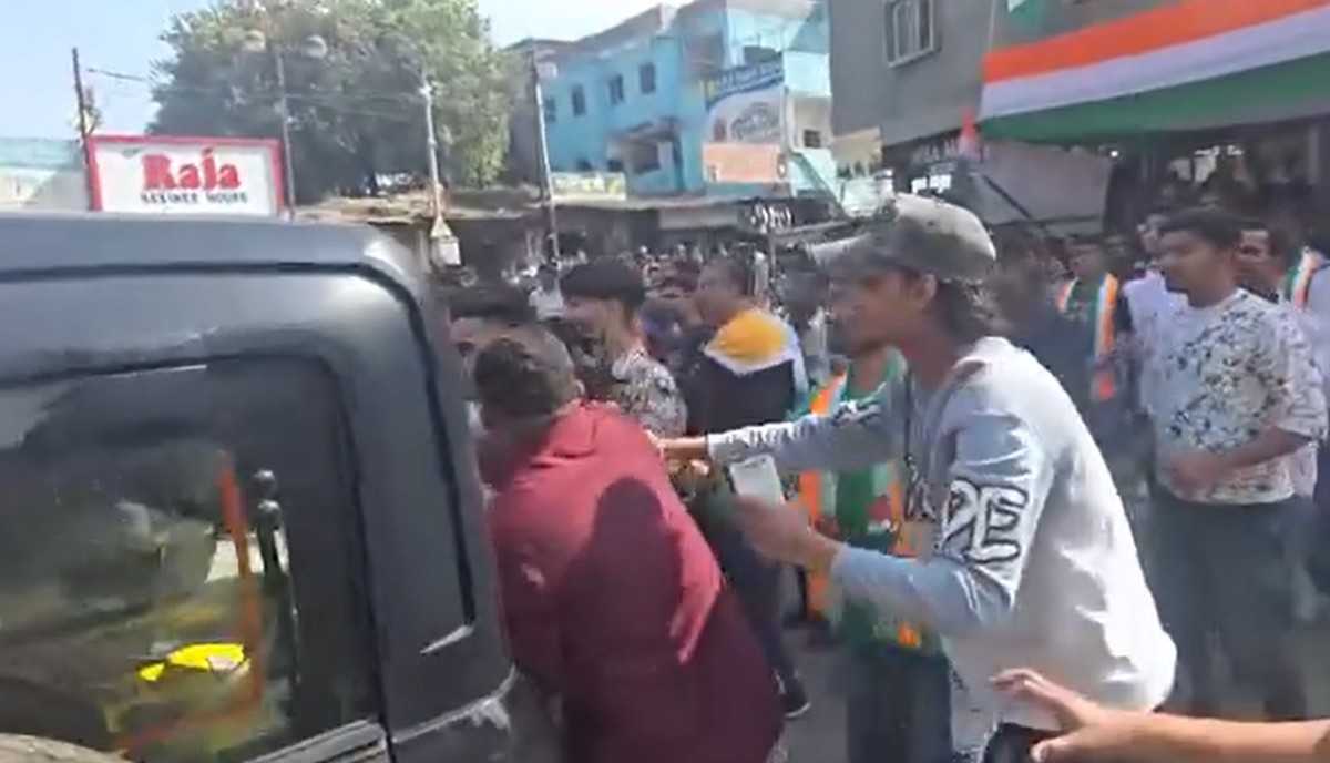 बायजीपुऱ्यात इम्‍तियाज जलील यांच्यावर हल्ला, आधी धक्काबुक्कीचा प्रयत्न, नंतर गाडीवर हल्ला, १ कार्यकर्ता जखमी, पोलिसांचा लाठीमार