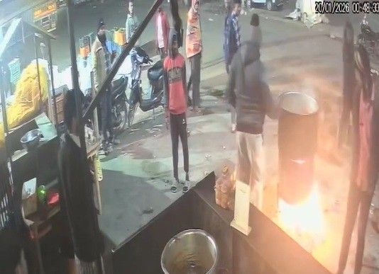 रात्र गस्तीवरील पोलिसांनी शेतकऱ्यांसाठीच्या खिचडीचे पातेले उलथले, नेटकऱ्यांत पसरली संतापाची लाट, छत्रपती संभाजीनगरच्या जाधववाडी मंडीतील घटना