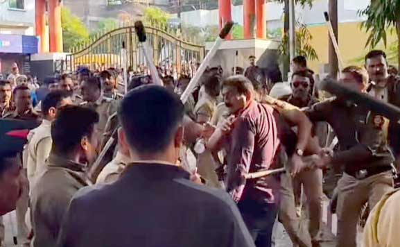 विकास जैन यांनी ACP देशमुख यांचा गळा पकडून मागे ढकलले, बाकीच्यांनी हल्ला केला, म्हणून पोलिसांनी लाठीमार केला!; जैन, राजपूत, जीवनवाल यांच्याविरुद्ध गुन्हा दाखल, शासकीय अभियांत्रिकी महावि‌द्यालयाच्या मतमोजणी केंद्रावरील दुसरी बाजू आली समोर 