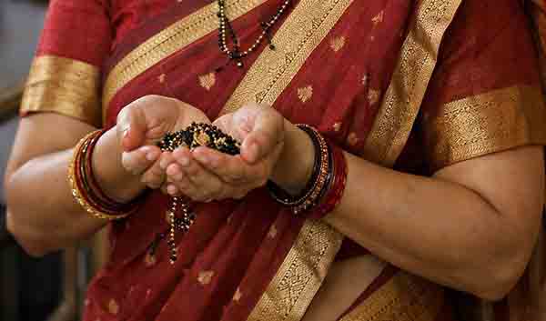 काळा गणपतीच्या दर्शनासाठी रांगेत होती महिला, अचानक गळ्याजवळ...