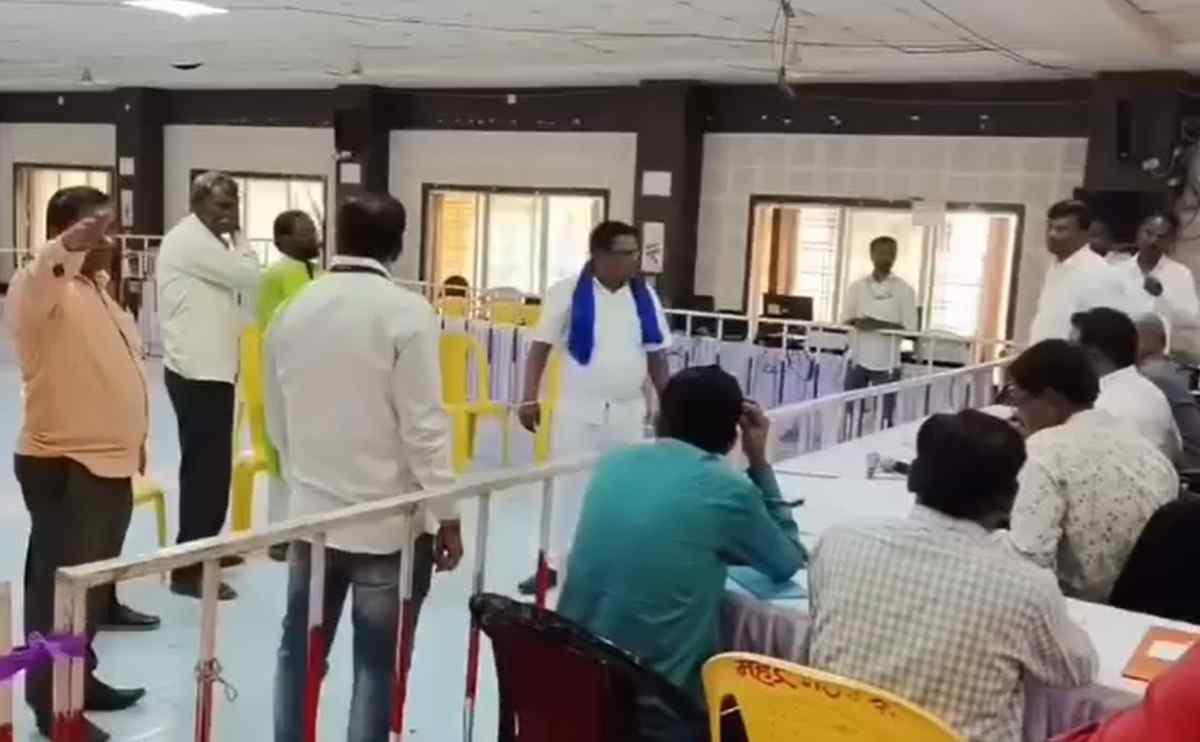 वैजापूरमध्ये SDO डॉ. जऱ्हाड यांना धक्काबुक्की, हातातील कागदे हिसकावली...