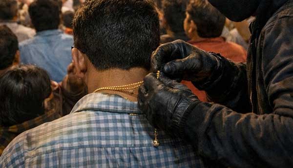 आत मतमोजणी, बाहेर अलोट गर्दी, मानली संधी अन्‌ चोरट्यांनी कमावले १० लाख!; गरवारे स्टेडियमवर सोन्याचे दागिने, रोकडवर मारला हात!!