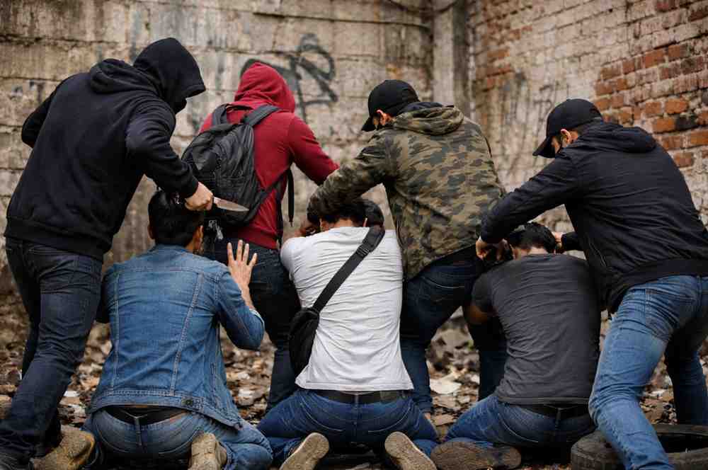 धक्कादायक : ३ तरुणांना चाकूचा धाक दाखवून बेदम मारहाण करत लुटले, ४ टवाळखोरांचे कृत्‍य, उत्तरानगरीतील घटना