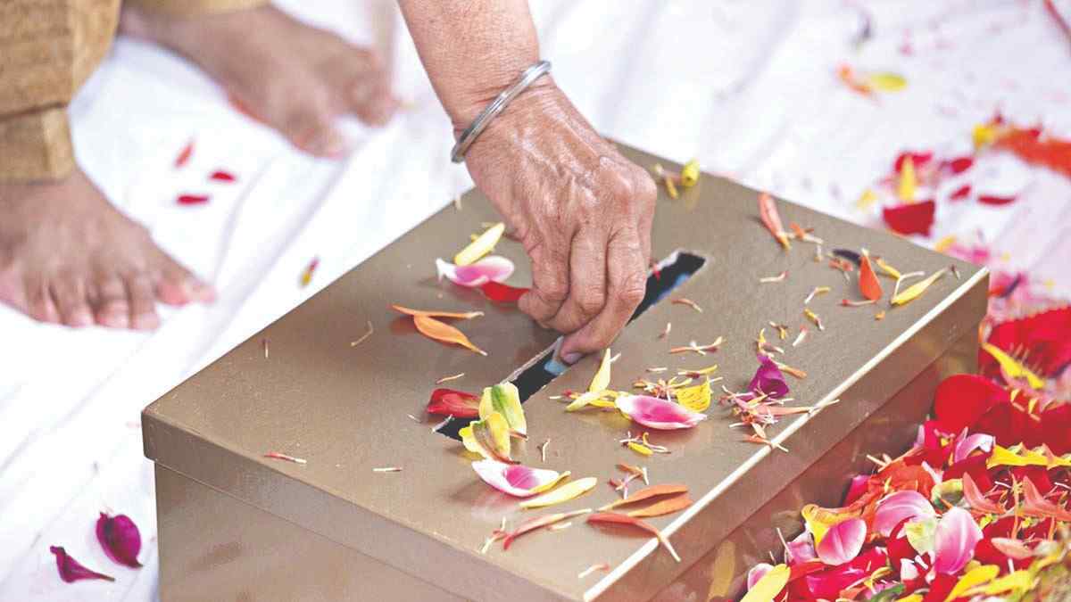 मंदिरात गुप्तपणे दान करा ‘या’ ५ गोष्टी‌! तुमची संपत्ती वाढते...