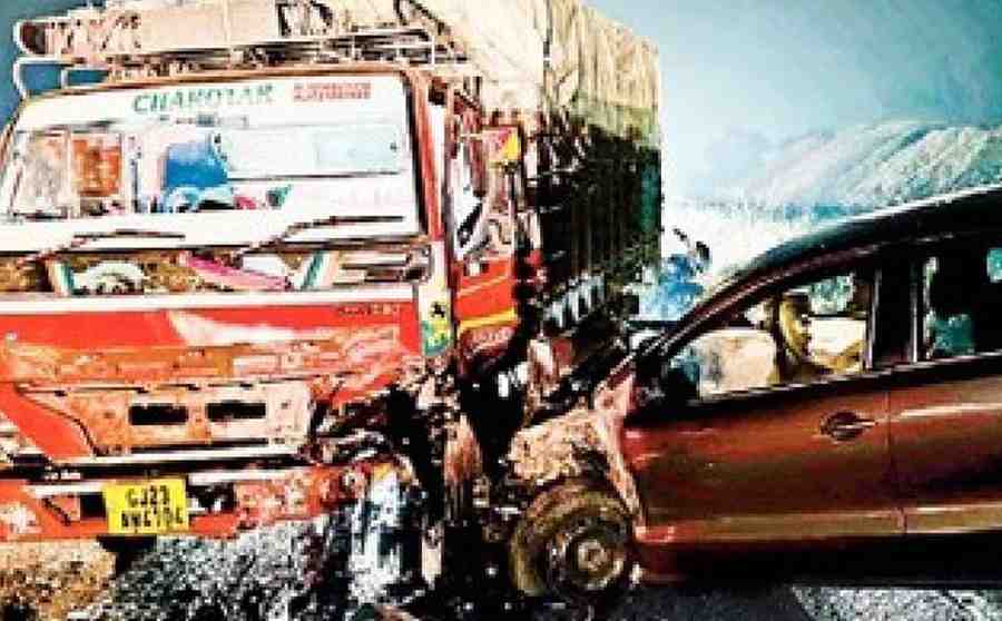 सुसाट कारने आधी दुचाकीला उडवले, नंतर ट्रकला धडकली!; गल्लेबोरगावजवळील भीषण अपघात, २ गंभीर जखमी