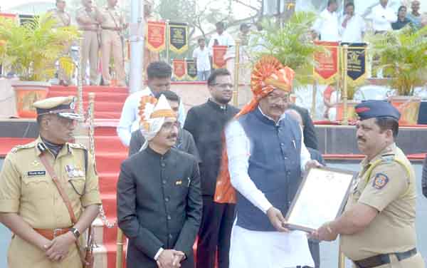 ३०० हून अधिक पुरस्कार, २६ वर्षांची प्रामाणिक सेवा, चातुर्य-धाडसी गुण... शेतकरी कुटुंबातील बाळासाहेब आंधळे ठरले पोलीस महासंचालकांच्या सन्मानचिन्हाचे हकदार!