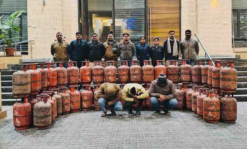 HP गॅस सिलिंडरचा ट्रक गायब करणाऱ्या तिघांच्या मुसक्या आवळल्या!; ६० सिलिंडर टाक्याही जप्त, नारेगावमध्ये घडलेल्या घटनेचा शहर गुन्हे शाखेने केला उगलडा!!