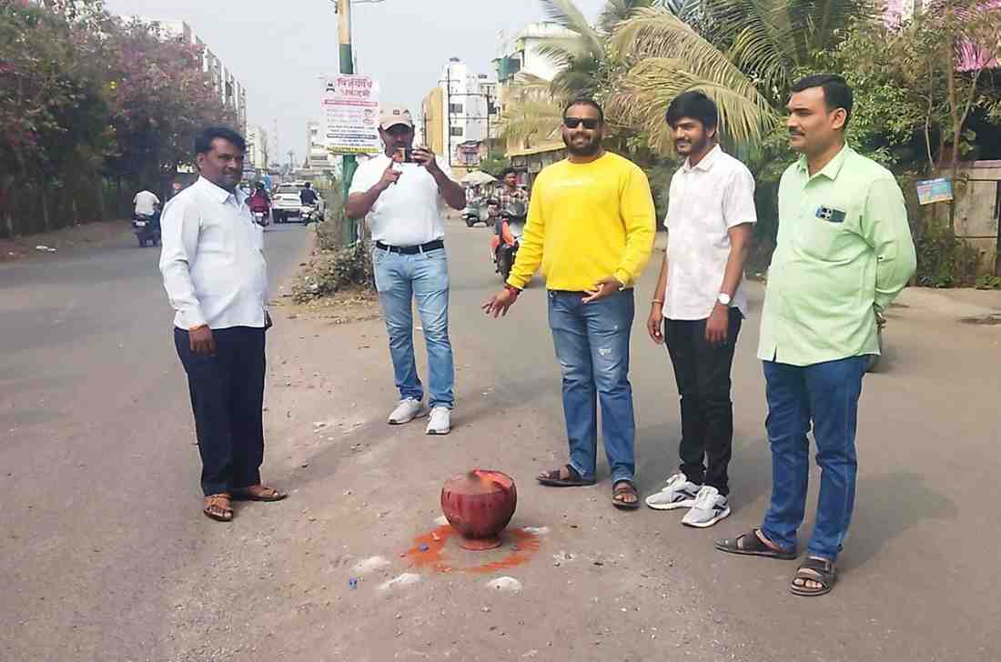 रस्त्यात मटके, लिंबू-कुंकू अन्‌ बरंच काही... ओलांडून गेले तर मृत्यू होईल!; बजाजनगरमध्ये हे काय भलतेच...सारेच घाबरले ना...