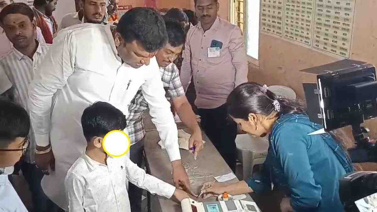 जिल्हाधिकाऱ्यांची मोठी कारवाई : आ. विलास भुमरेंसोबत चिमुकल्याला मतदान कक्षात प्रवेश दिल्याने ३ कर्मचारी निलंबित!