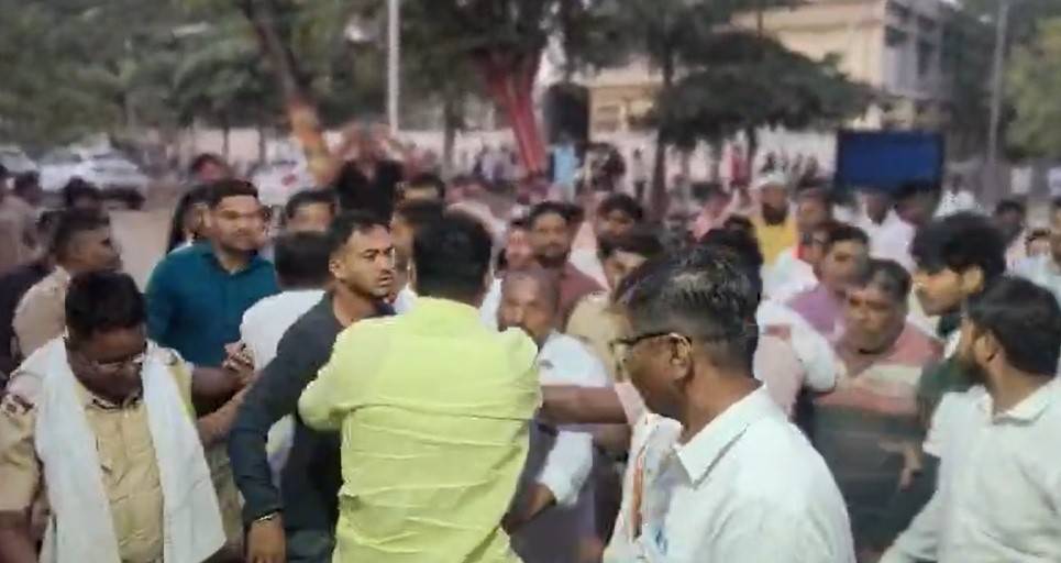 गंगापूर पोलीस ठाण्याचे आवार बनले राजकीय कुस्तीचा ‘आखाडा’!; निवडणुकीतील धुसफुसीतून दोन गटांत तुंबळ हाणामारी, पोलिसांनी लाठीमार करून पांगवली गर्दी 