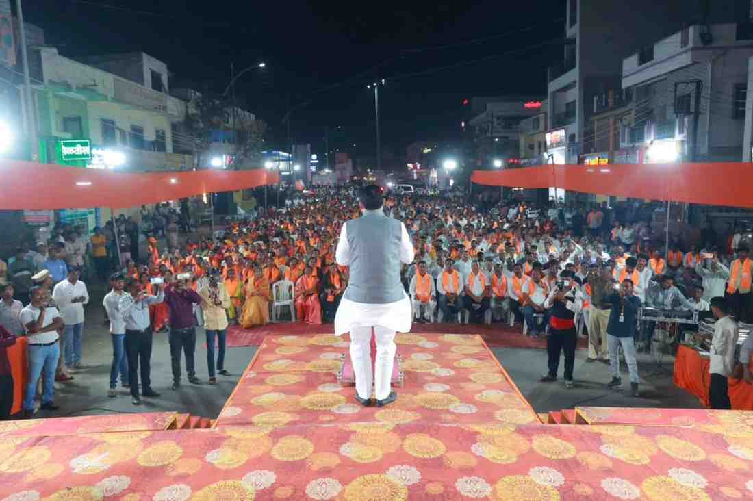 मर्सिडीजच्या एका बाजूचे दोन्ही टायर फुटले, मंत्री संजय शिरसाट सुदैवाने वाचले!; बजाजनगरच्या प्रचारसभेत कार्यकर्त्यांच्या काळजाचा ठोका चुकला...