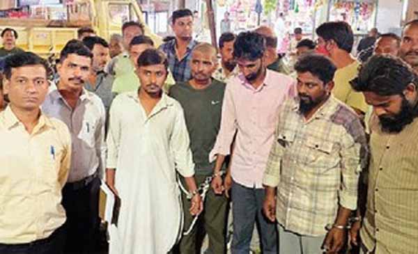 शहागंजमध्ये ड्रग्ज तस्करांची पोलिसांनी काढली धिंड!, मुख्य सूत्रधार अश्पाक परराज्‍यात पळून गेल्याची शक्यता