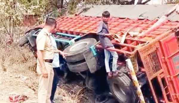 चालकाला डुलकी, वऱ्हाड घेऊन जाणारा ट्रक विजेच्या खांबाला धडकून महिलेचा मृत्यू, ८ गंभीर जखमी, सिल्लोड तालुक्यातील दुर्घटना