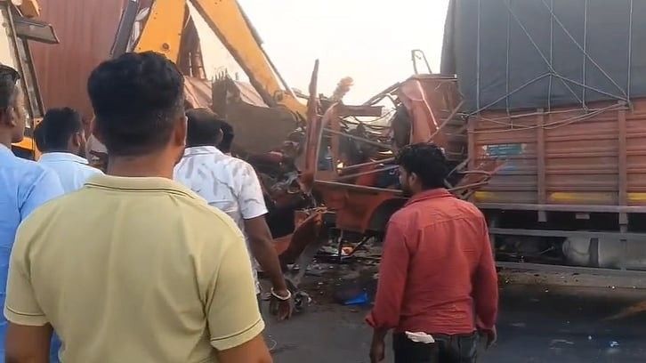 दहेगाव-बिडकीन राज्य महामार्गावर भीषण अपघात; कंटेनर-आयशरच्या धडकेत दोन्ही चालकांचा मृत्‍यू