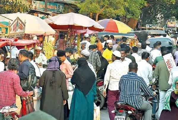 महापालिकेच्या पथकाची पाठ फिरताच हातगाडीवाल्यांचा पुन्हा ‘शहागंज’वर ताबा!; थातूरमातूर कारवाईने काय होणार, तिथेच ठाण मांडून बसा!!, सामान्यांची मागणी