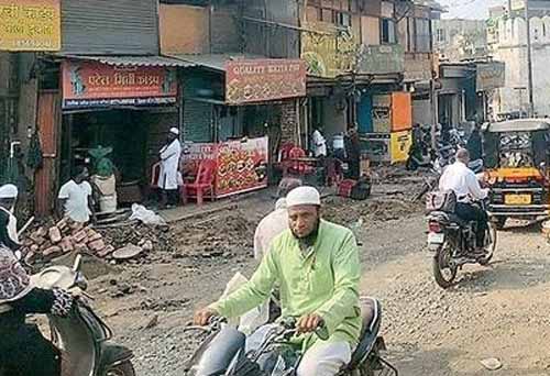 रोशन गेट भागातील अतिक्रमणे नागरिकांनी स्वतःहून घेतली काढून