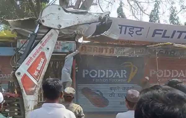 वेळ साधलीच!; शहागंजमधील अतिक्रमणांवर चालला बुलडोझर, मुजोर हातगाडीवाल्यांना शिकवला धडा!!