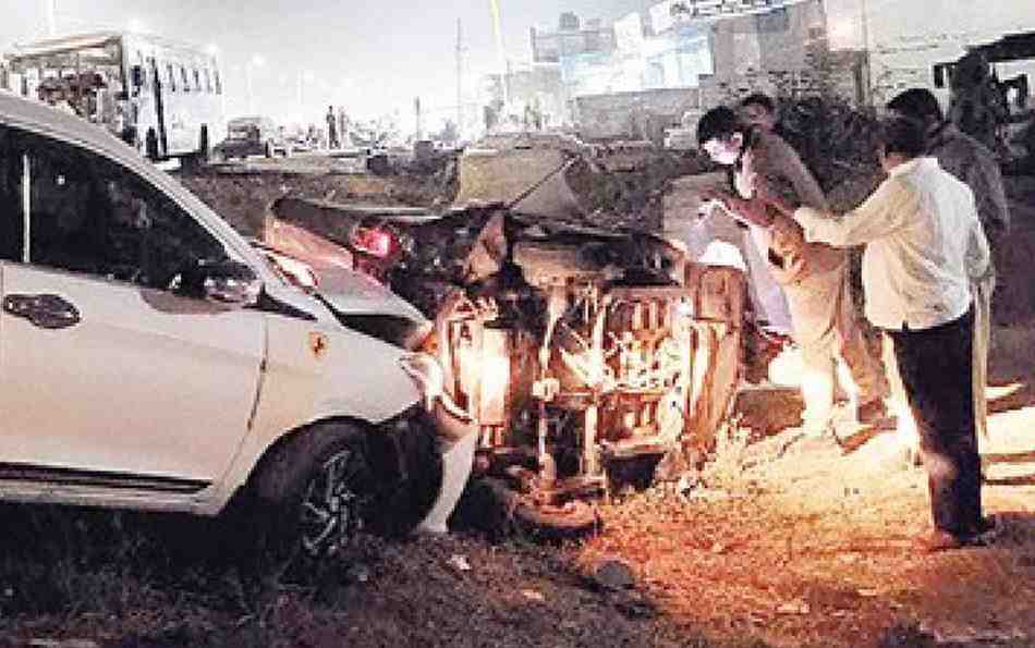 राँग साइड रिक्षाने आधी दुचाकीला उडवले, नंतर कारने रिक्षाला ठोकरले, ४ जखमी, चिकलठाण्यातील जालना रोडवरील दुर्घटना