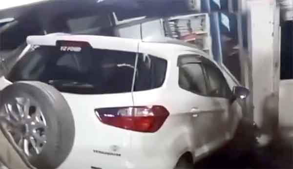 ब्रेकऐवजी एक्सिलेटरवर पाय पडला अन्‌ कार थेट लॅबमध्ये घुसली!; गजानन महाराज मंदिर रस्त्यावर अपघाताचा थरार