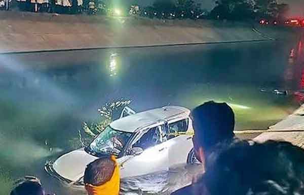 पैठणजवळील धक्कादायक घटना : रस्ता चुकलेली कार रिव्हर्स घेताना थेट कालव्यात!, तिघे वाहून गेले