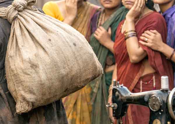 मिसारवाडीत महिलांना भेटला ठग, चौघींनी डोक्याला लावला हात!