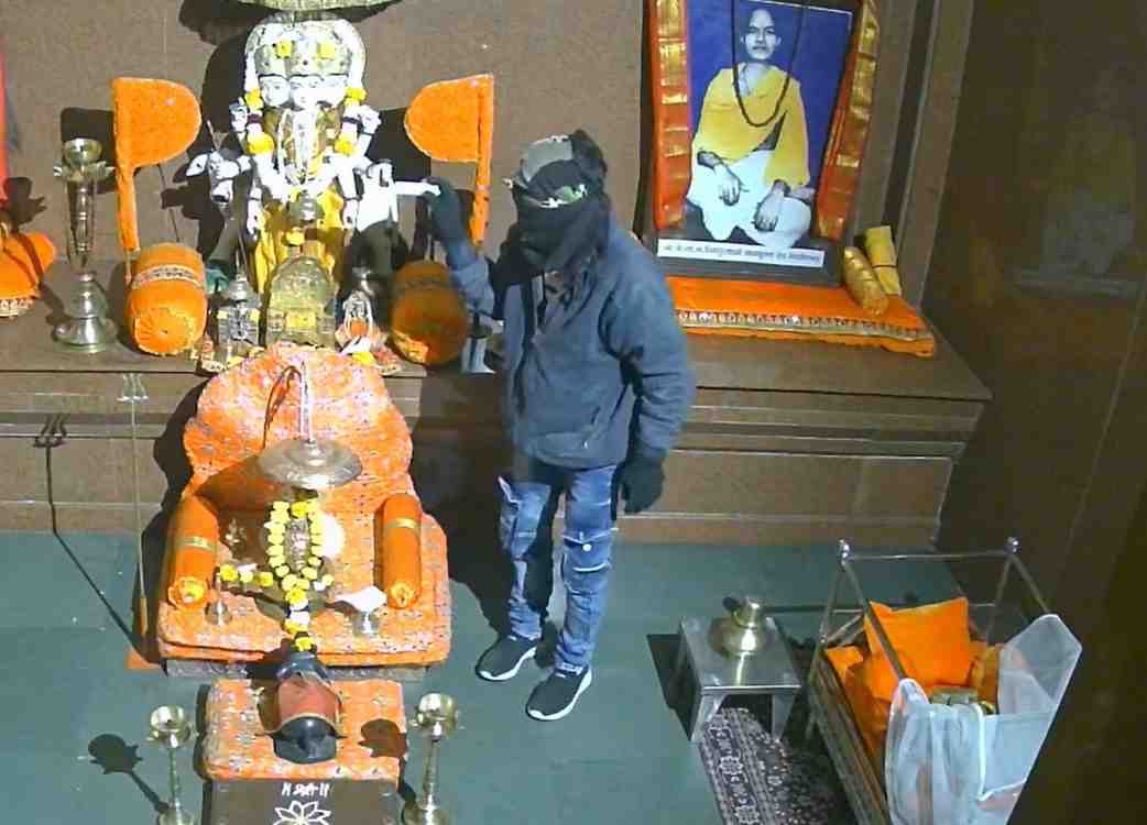 हर्सूलच्या हरसिध्दीनगरातील शिवदत्तात्रय मंदिरात चोरी, CCVT त चोरटे कैद!, पहा चोरट्यांनी कशी केली चोरी...