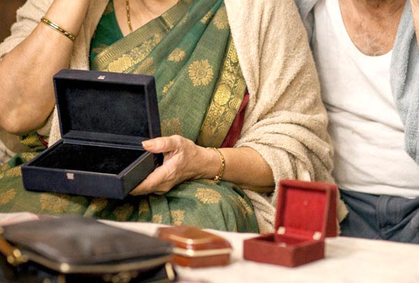 सोन्याचा नेकलेस गायब झाला कसा?, वृद्ध दाम्‍पत्‍य हैराण, मोलकरणीचे हात वर, उस्मानपुऱ्यात हे घडलं काय...