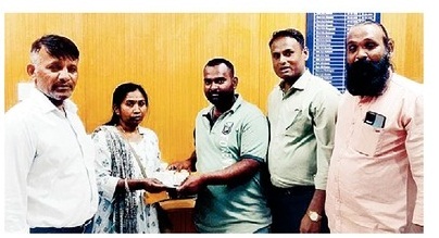 माणुसकीचे अनोखे दर्शन : मुलाच्या फीचे हरवलेले ३० हजार रुपये तत्परतेने केले महिलेस परत, सामाजिक कार्यकर्त्यांचा प्रामाणिकपणा, सिडकोतील घटना