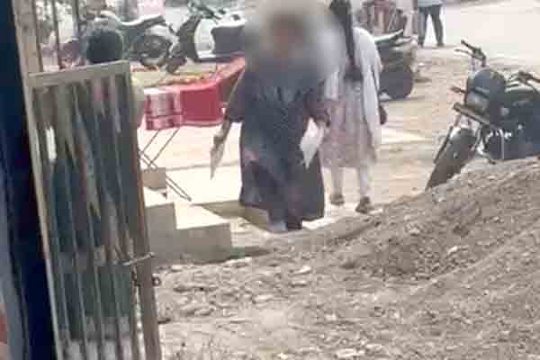 वाळूज एमआयडीसीतील शिंदे गटाच्या उमेदवाराने शिक्षक जुंपले प्रचाराला!; व्हिडीओ व्हायरल