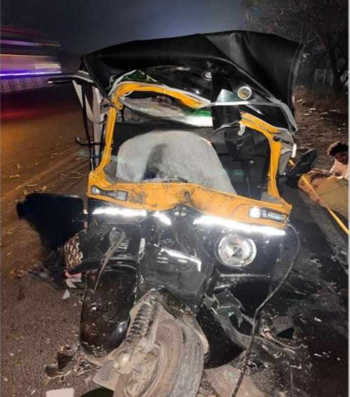 छत्रपती संभाजीनगरात भीषण अपघात : भरधाव ऑटोरिक्षा नादुरुस्त टेम्पोला धडकली, २ ठार, २ गंभीर जखमी