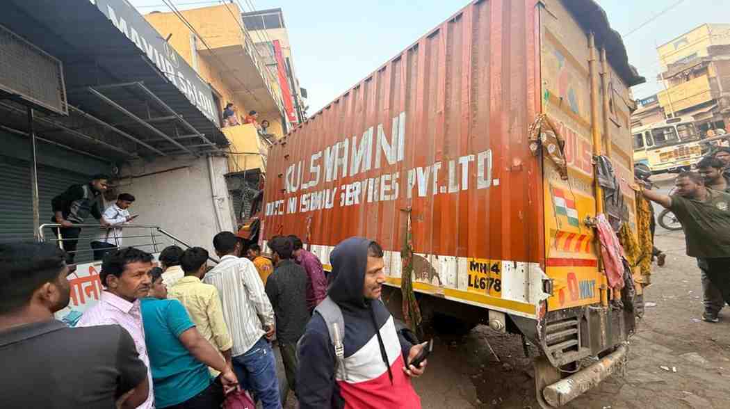 वाळूज MIDC त कंटेनरने घडवला थरार; मद्यधुंद चालकाचा ताबा सुटल्याने टपऱ्या, हॉटेलमध्ये घुसला...लोक सैरावैरा पळत सुटले
