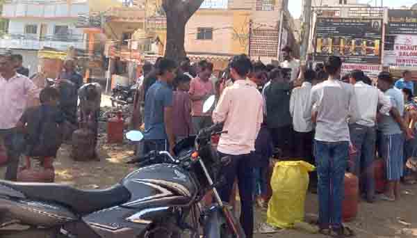 ११ लाख ग्राहक, २० हजार सिलिंडर्सची रोजची गरज, ७७ गॅस एजन्सी, ऑनलाइन बुकिंग सेवा बंद... छत्रपती संभाजीनगरमध्ये काय आहे घरगुती गॅस सिलिंडरचे चित्र...