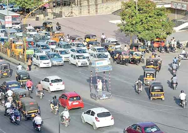 आकाशवाणी चौक पुन्हा बंद!; ५४ दिवसांत पोलिसांचा यु टर्न..., वाढते अपघात, वाहतूक कोंडीचे दिले कारण